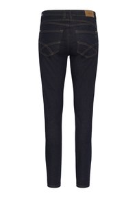 Tumši zili džinsi ar pieguļošu dizainu, kurām ir aizmugurējās kabatas ar diagonālu šuvju un ādas zīmola etiķete jostasvietā.