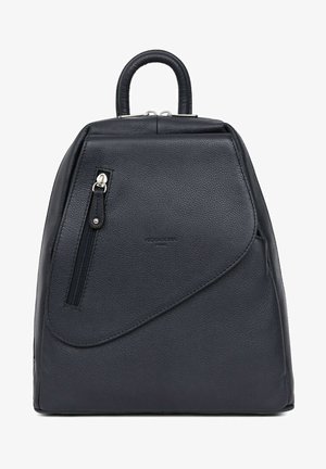 Sac à dos en cuir noir avec une poignée arrondie, poche avant zippée, logo embossé et surface texturée ; design angulaire et structuré.