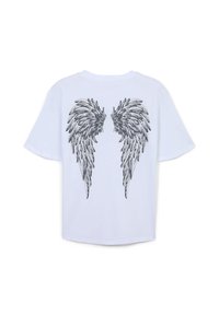 T-shirt bianco con stampa grafica nera di ali d'angelo sul retro. Maniche corte, vestibilità comoda, materiale in cotone morbido.