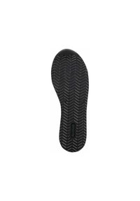 Semelle de chaussure en caoutchouc noir avec un motif en chevrons texturé, présentant un logo en relief. Bords lisses et aucune usure ni éraflure visible.