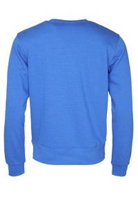 Niebieska bluza z okrągłym dekoltem, o prążkowanej fakturze, z długimi rękawami oraz elastycznymi mankietami i dolnym wykończeniem. Jednolity kolor bez widocznych wzorów czy akcentów.