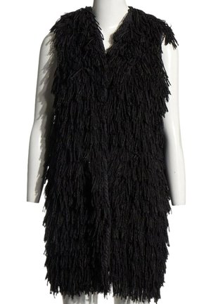 Long gilet noir sans manches à texture duveteuse, présenté sur un mannequin blanc avec un devant ouvert et des brins de fil superposés.