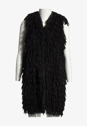 Long gilet noir sans manches à texture duveteuse, présenté sur un mannequin blanc avec un devant ouvert et des brins de fil superposés.