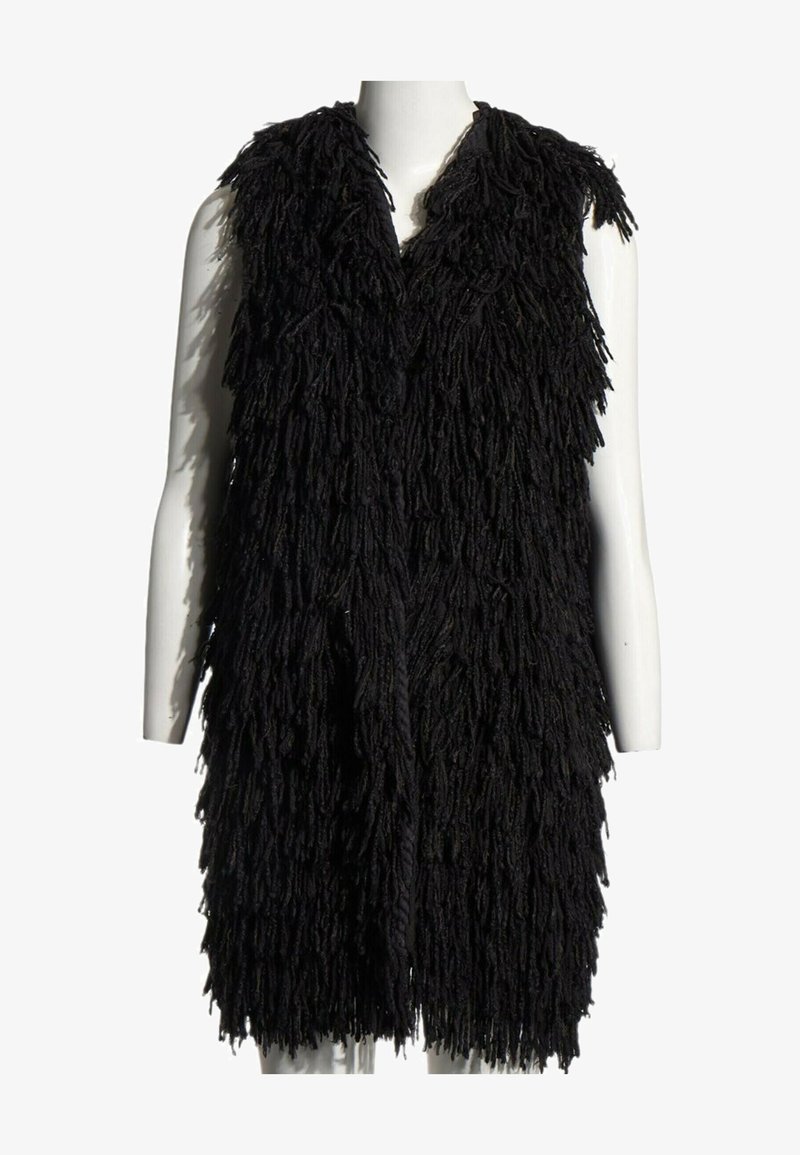 Long gilet noir sans manches à texture duveteuse, présenté sur un mannequin blanc avec un devant ouvert et des brins de fil superposés.