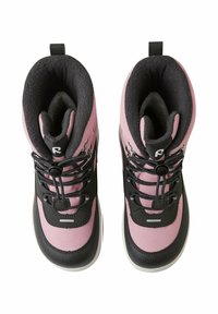 Botas de tobillo impermeables en rosa y negro con tela texturizada, un cuello acolchado, un sistema de cierre con cordones y una pestaña en el talón para facilitar la colocación.