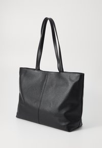 Zwarte leren tote bag met twee lange handvaten. Glad oppervlak, rechthoekige vorm en minimale stikdetails aan de voorkant.