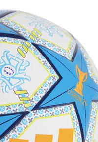 Minge de fotbal albastră și albă cu un design cu stele și trofee, suprafață texturată și accente cu model, marcată "LISBON 25 FINAL."