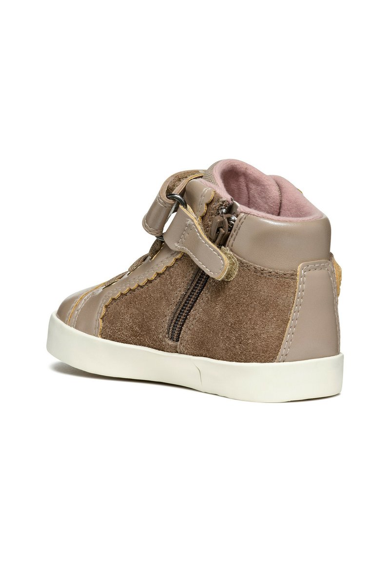 Stivaletto beige realizzato in suede e pelle, con zip e chiusura in Velcro, interno rosa e suola in gomma bianca.