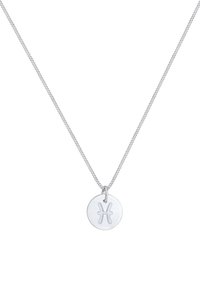 Silvrig hängande halsband med en cirkulär skiva som har en upphöjd Fiskarnas symbol. Kedjan är strukturerad och länkar nära ihop.