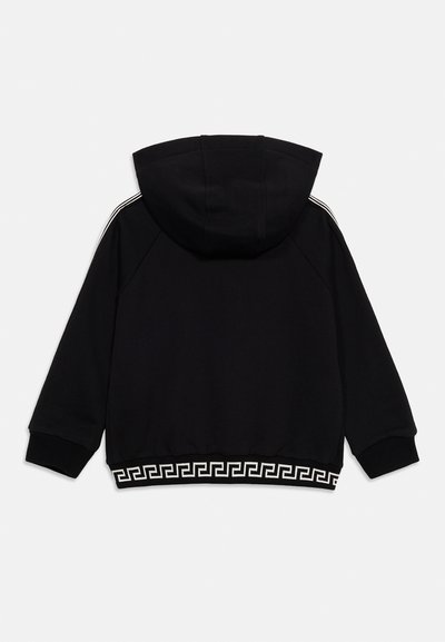 Μαύρο φούτερ με κουκούλα και μακριά μανίκια, με ριμπ μανσέτες και λευκό γεωμετρικό σχέδιο στο κάτω μέρος, εμφανιζόμενο από πίσω.