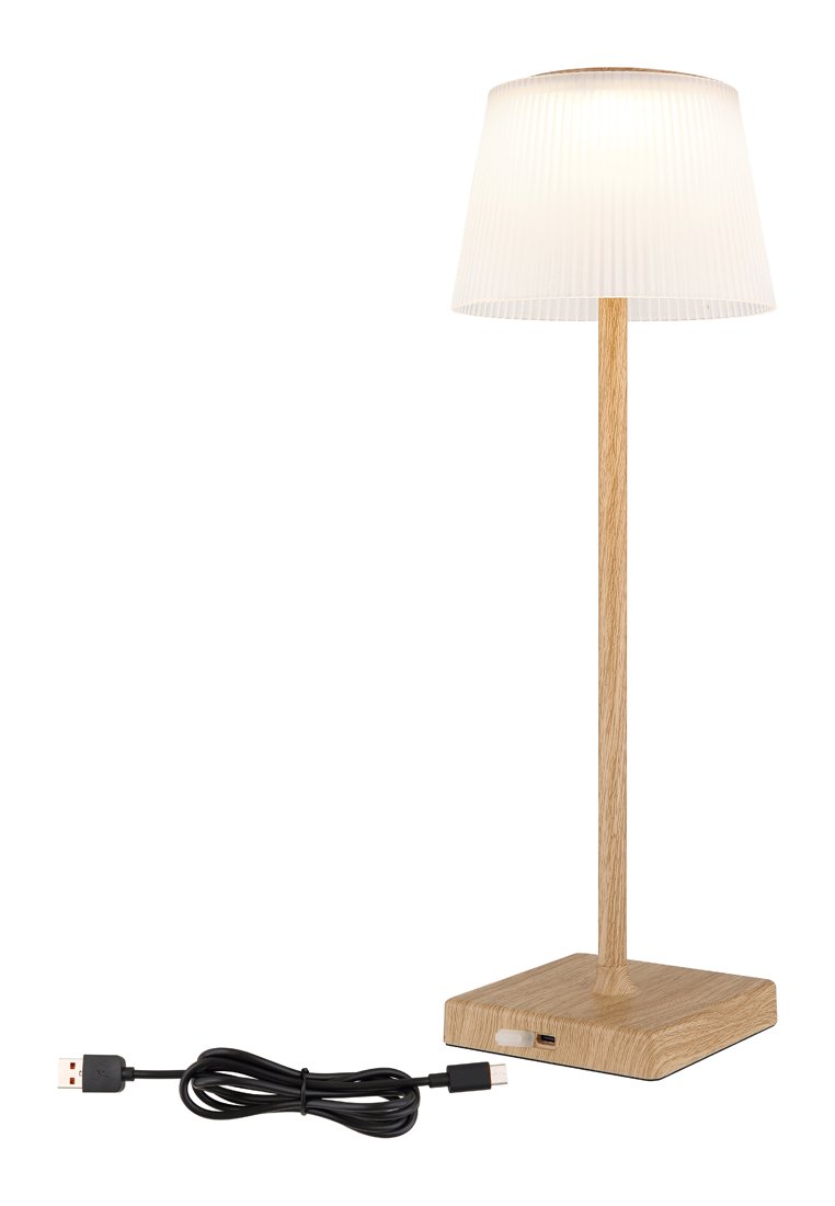 Lampada da tavolo in legno con paralume in tessuto plissettato di colore beige chiaro, base quadrata e cavo di ricarica USB attaccato.