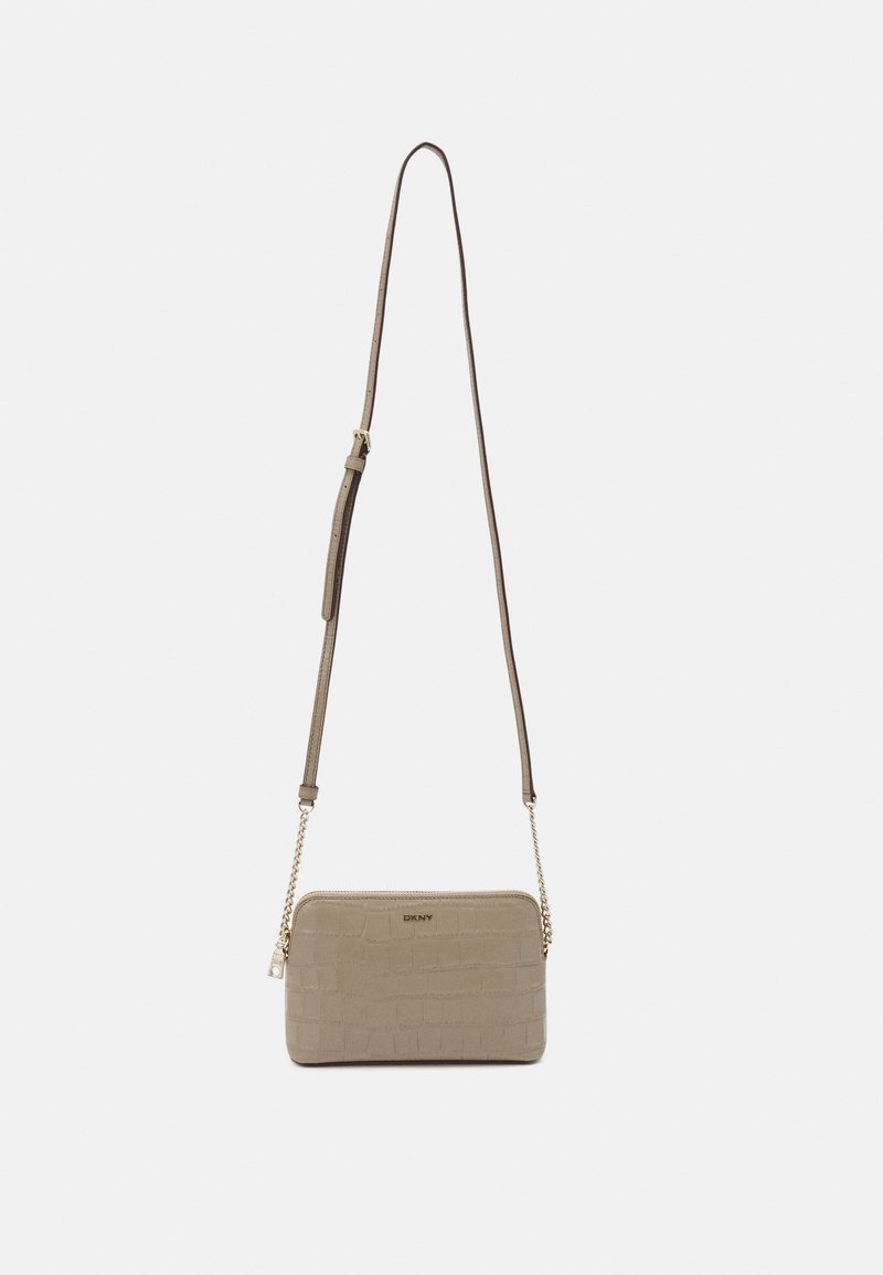 Borsa a tracolla beige con texture a coccodrillo e tracolla in oro. Presenta una chiusura con zip e un dettaglio del logo sulla parte anteriore.