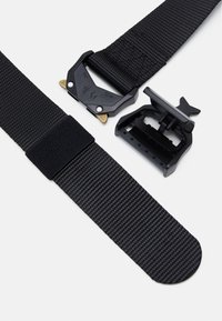 Zwarte geweven nylonriem met een zwarte en messing gesp. Voorzien van een verstelbare clip en een gladde textuur voor een veilige bevestiging.