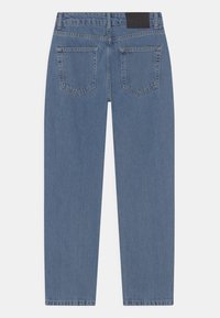 Lyseblå denimjeans med lige ben, der har to baglommer og et sort mærke i taljen. Glat tekstur, minimal dekoration.