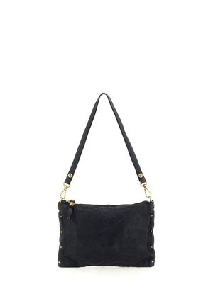 Borsa a tracolla in pelle nera con borchie e dettagli dorati, forma rettangolare e tracolla staccabile con chiusure a moschettone.