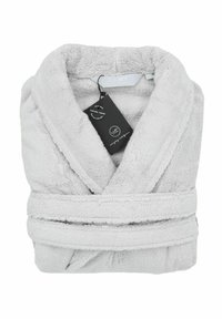 Šviesiai pilkas vonios chalatas, pagamintas iš minkštos, tekstūruotos medžiagos; turi šaldytuvą, diržą ir etiketę, pritvirtintą šalia kaklo.