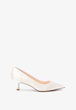 Weißer Satin-Pump mit spitzer Zehe, niedrigem Kittensockel, glatter Textur und dezenten Nahtdetails entlang der Kanten.