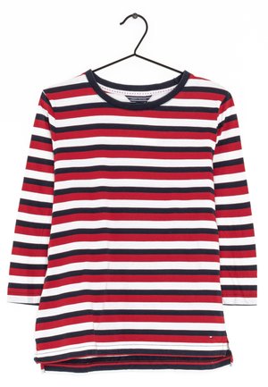 Camisa de manga larga a rayas rojas, azul marino y blancas con cuello redondo y dobladillo ligeramente curvado. Fabricada con tela suave, cuenta con aberturas laterales.