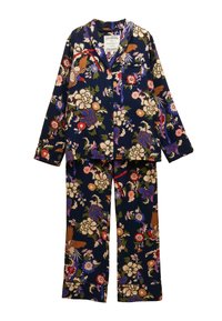 Pajama set s cvjetnim uzorkom od mekane tkanine. Tamnoplava podloga s šarenim cvjetovima i pticama, košulja s dugmadi i džepom, te hlače u kompletu.