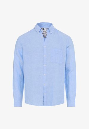 Lyseblå langærmet skjorte med knapper og krave med knapper samt en brystlomme, vist på en hvid baggrund.
