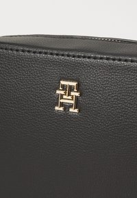 Tommy Hilfiger LOGO CAMERA BAG - Rankinė per petį - black