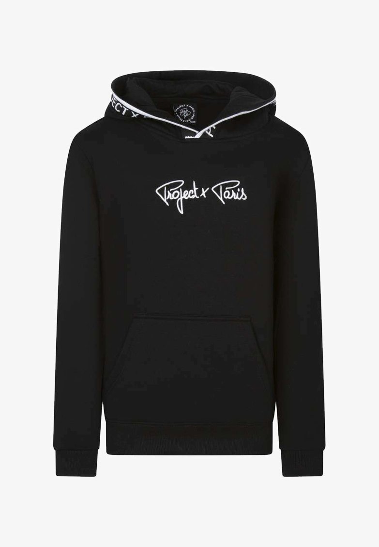Sudadera negra de tejido suave, con un bolsillo frontal, capucha con cordón y logo "Project x Paris" en blanco en el pecho.