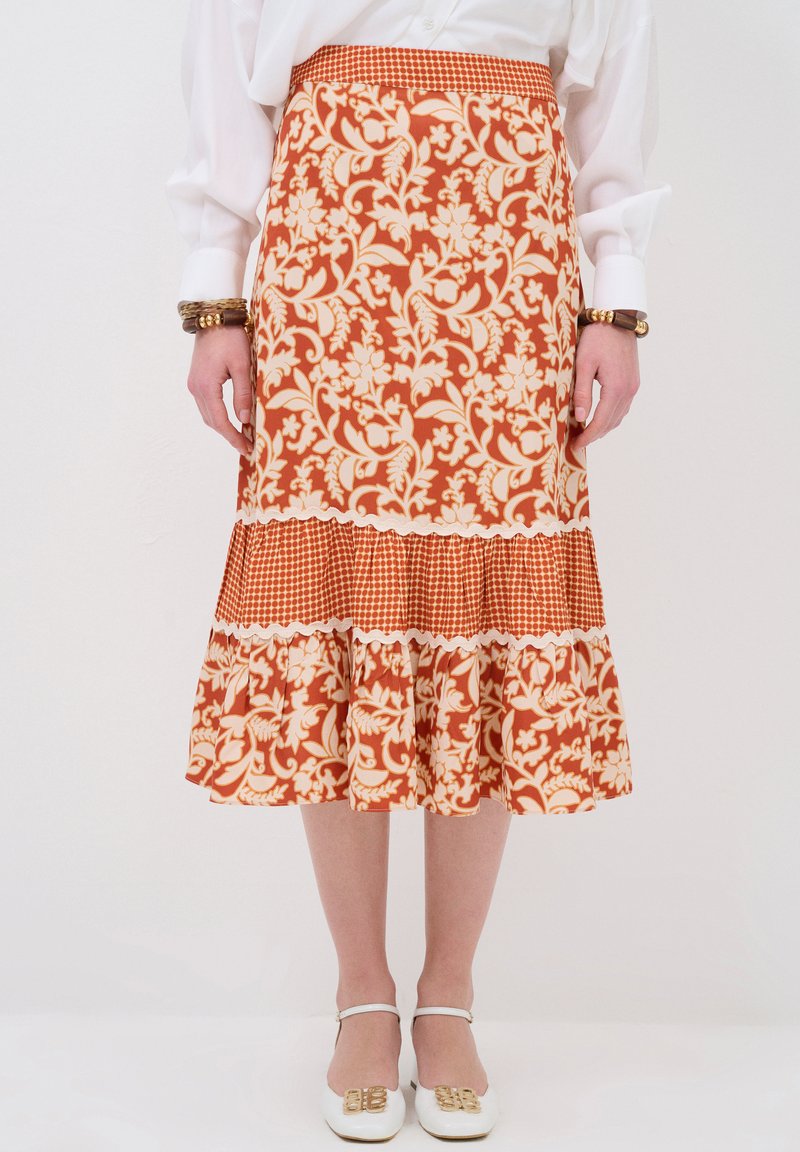 Ausgestellte Midi-Rock in orange- und cremefarbenem Blumenmuster, mit gerüschtem Saum, Gingham-Panel und gewelltem Rand. Hergestellt aus leichtem Stoff.