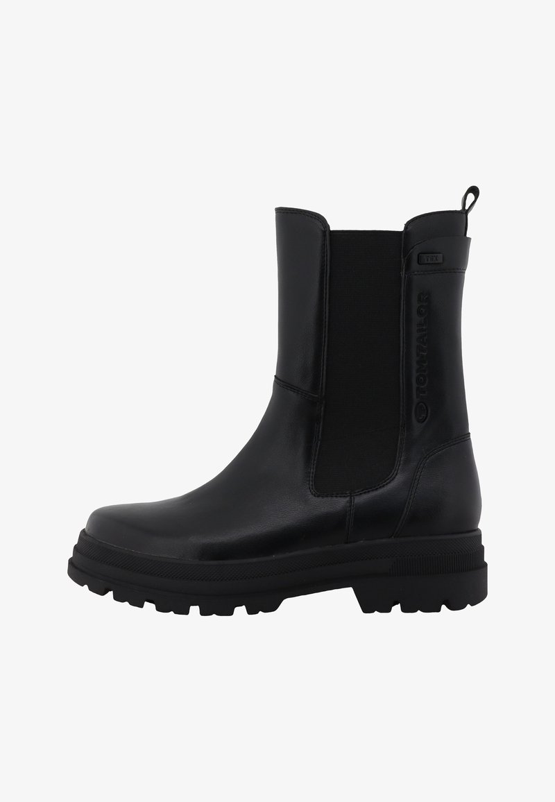 Botte mi-mollet en cuir noir avec semelle crantée épaisse, panneau latéral élastique, languette à l'arrière et embossage du logo sur la tige.
