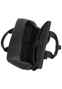 Zwarte leren tas met ritssluiting, voorzien van een verwijderbaar gevoerd compartiment, een binnenzak met ritssluiting en korte stoffen handvatten.