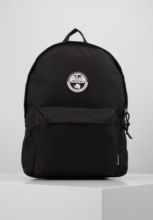 Schwarzer Rucksack mit Frontreißverschlusstasche und rundem weiß-rotem Logo-Patch mit der Aufschrift „Napapijri Antarctic Research Program.“