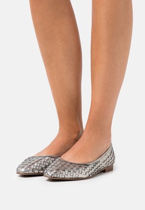 Bailarinas metálicas plateadas con textura trenzada, punta redondeada y tacón bajo. Acabado suave con un brillo sutil.