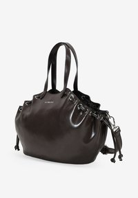 Bolso de mano de cuero marrón oscuro con doble asa, detalles de ojales plateados, laterales con cordón y correa de hombro desmontable.