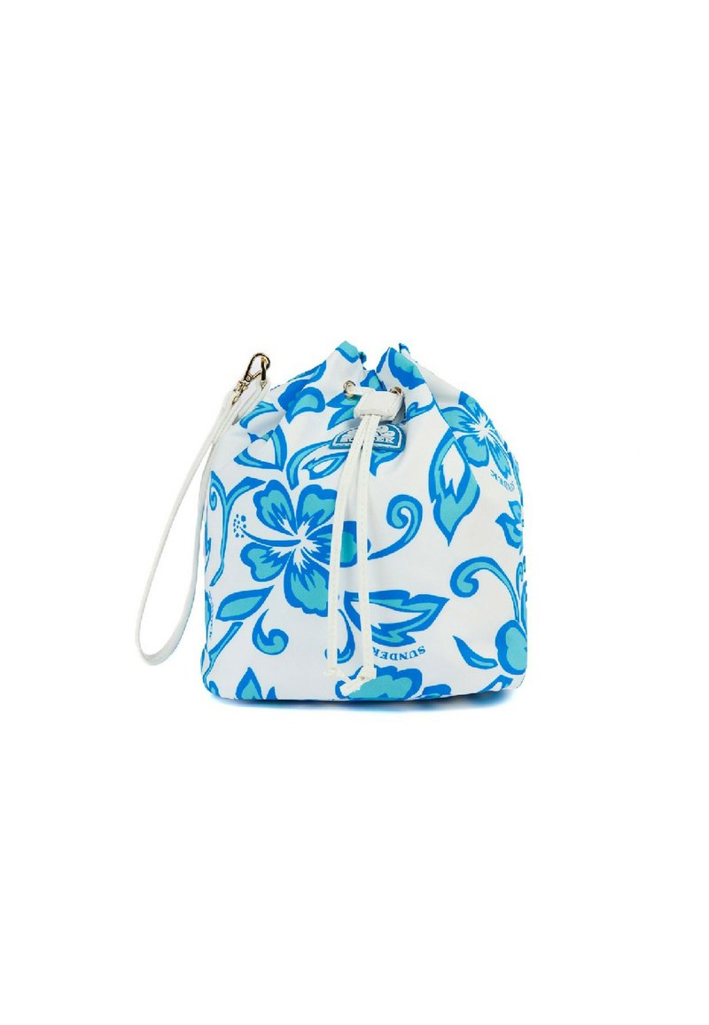 Borsa in tessuto bianco con coulisse, decorata con motivi floreali blu, dotata di una tracolla bianca e di minuterie metalliche. Texture liscia e forma arrotondata.