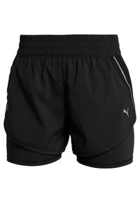 Pantalones cortos deportivos negros con una cinturilla elástica, que presentan un diseño en capas, paneles laterales de malla y un logo sutil en el lado inferior.