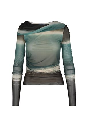 Top de manga larga hecho de material ligero y transparente. Presenta un diseño degradado en tonos de verde azulado, negro y tonos tierra, con un patrón fluido.