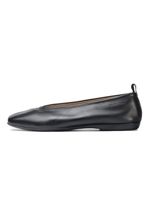 Bailarinas de cuero negro con punta afilada, diseño minimalista, textura suave y un pequeño tacón; presenta un detalle de marca cerca del tacón.