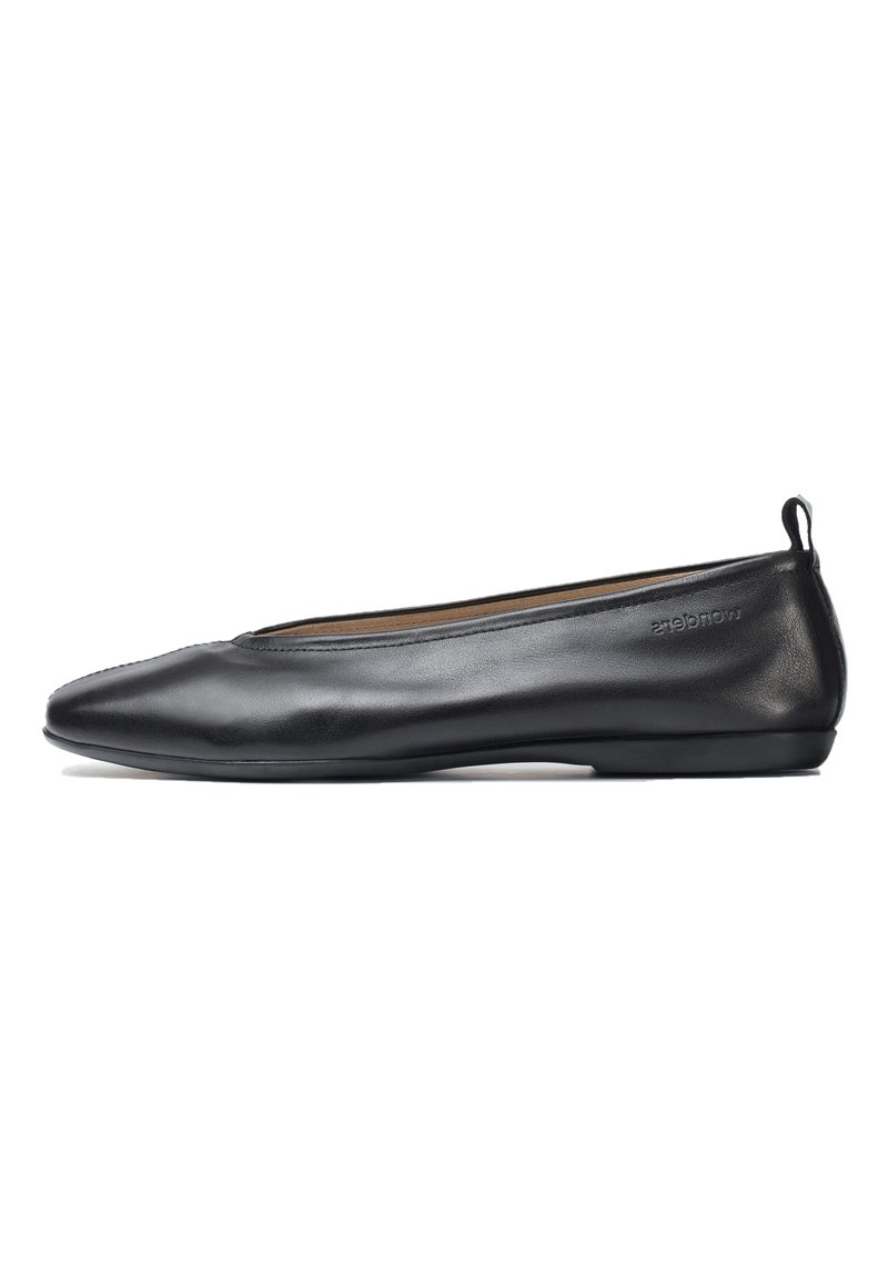 Bailarinas de cuero negro con punta afilada, diseño minimalista, textura suave y un pequeño tacón; presenta un detalle de marca cerca del tacón.