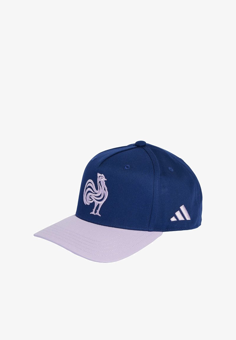 Gorra azul marino con visera lila claro. Presenta un logo bordado de un gallo en la parte frontal y tres franjas blancas en el lateral.