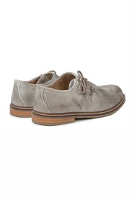 Graue Wildlederschuhe mit runder Zehenform, Schnürung und kontrastierender brauner Sohle. Sie zeichnen sich durch eine glatte Textur und eine Naht entlang der Sohlenkante aus.