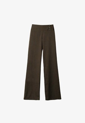 Pantalones de pierna ancha en un tejido marrón oscuro con rayas verticales, con una cinturilla suave y tres botones decorativos.
