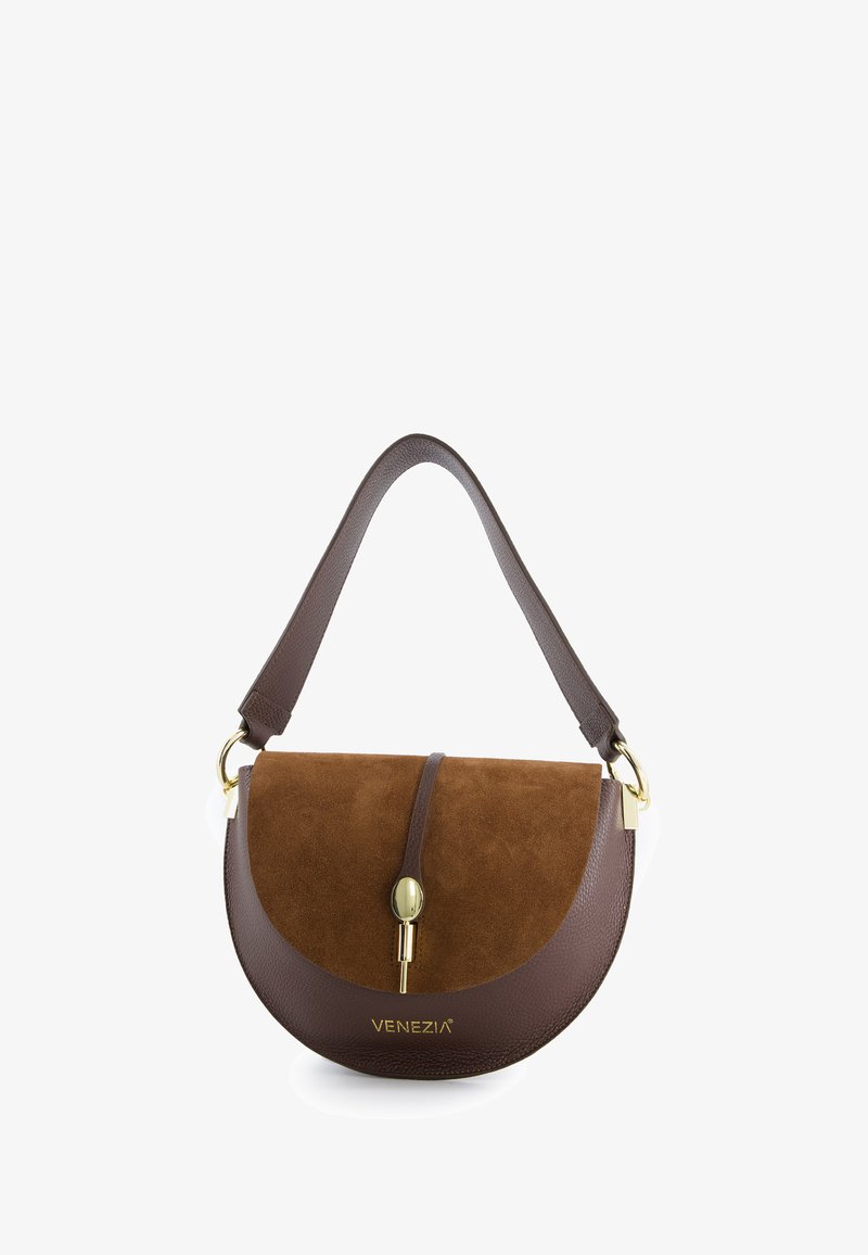 Brun læder- og ruskindshåndtaske med en rundet design, guld hardwaredetaljer og en aftagelig rem. Logo prentet på forsiden.