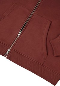 Felpa con zip color bordeaux realizzata in tessuto morbido, con due tasche frontali, polsini e orlo a coste, e una zip metallica.