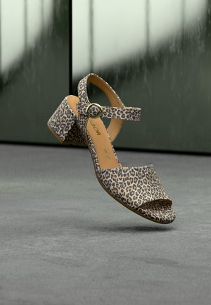 Leopardprint sandalen met hoge hakken, een ronde neus, enkelriem en decoratieve gesp. Gemaakt van kunstleer met een gestructureerde afwerking.