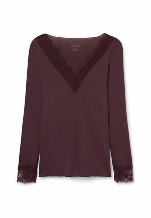 Chemise long à manches rouges bordeaux avec un col en V bordé de dentelle et des accents en dentelle aux poignets, fabriquée en tissu doux avec une texture lisse.