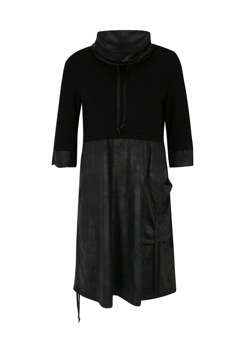 Schwarzes Kleid mit Kapuzenkragen, kurzen Ärmeln und lässiger Passform. Verfügt über einen glatten Oberstoff und eine Tasche mit gerafften Details.