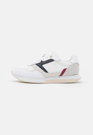ESSENTIAL RUNNER - Zapatillas - white