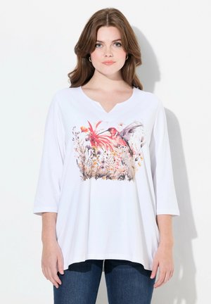Witte V-hals T-shirt met een kleurrijke bloemen- en kolibriprint aan de voorkant, met driekwartmouwen en een relaxte pasvorm.