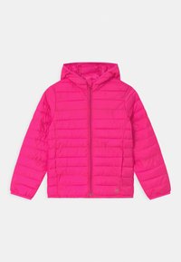 Polstret pink jakke med lynlås, hætte og lange ærmer. Har en vandret syet design og blød, glansfuld tekstur.