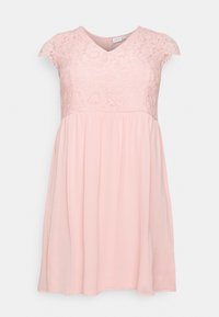 Rosa klänning med V-ringning, spetsliv och korta ärmar. Kjolen är fladdrande, gjord av mjukt tyg som visar en slät textur.