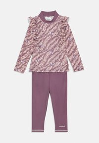Dviejų dalių vaikų apranga, kurią sudaro ilgomis rankovėmis marškiniai su volanų detale ir gėlių raštu purpurine spalva, derinami su vienspalvėmis purpurinėmis leggins.
